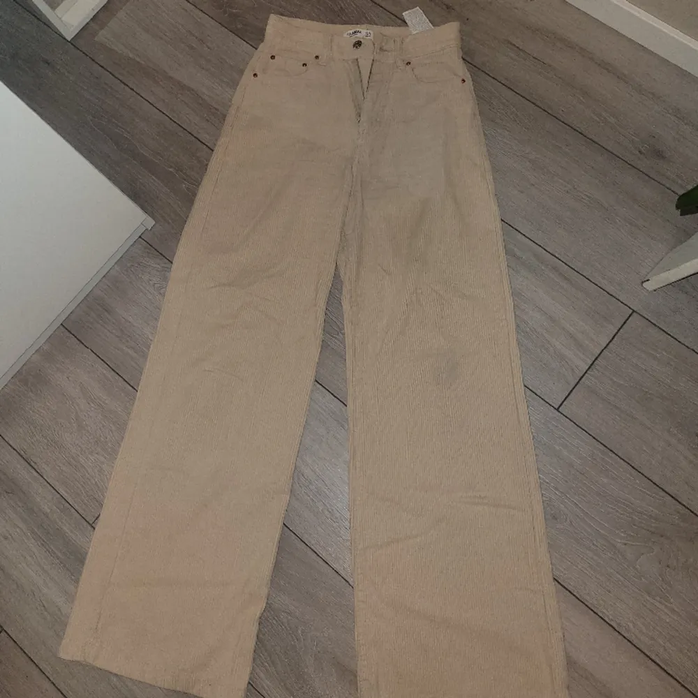 Vida manchesternyxor i beige från pull & bear. Jeans & Byxor.