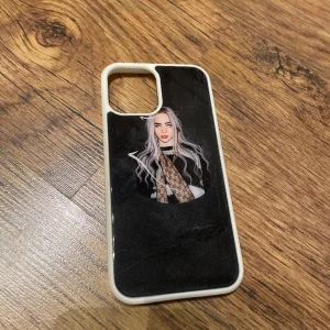 Billie eilish skal iPhone 12 - Passar till iPhone 12, nypris 149 kr, knappt använt  35+ BILLIE EILISH PRODUKTER KOLLA MITT KONTO