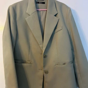 Kostym - Från gina tricot, knappt använd, som ny, storlek S 