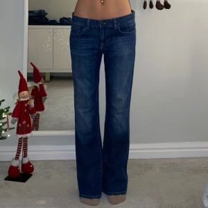 Lågmidjade bootcut jeans - Lågmidjade bootcut jeans från GAP. Midjemått: 86cm innerbensmått: 81cm. Jag är ca 167cm.