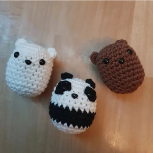 Virkade Nallar - 3st supersöta amigurumi nallar❤️ Alla tre ingår i priset och de är ca 9×7cm🐼 Har även möjlighet att göra i andra färger om det skulle önskas💕