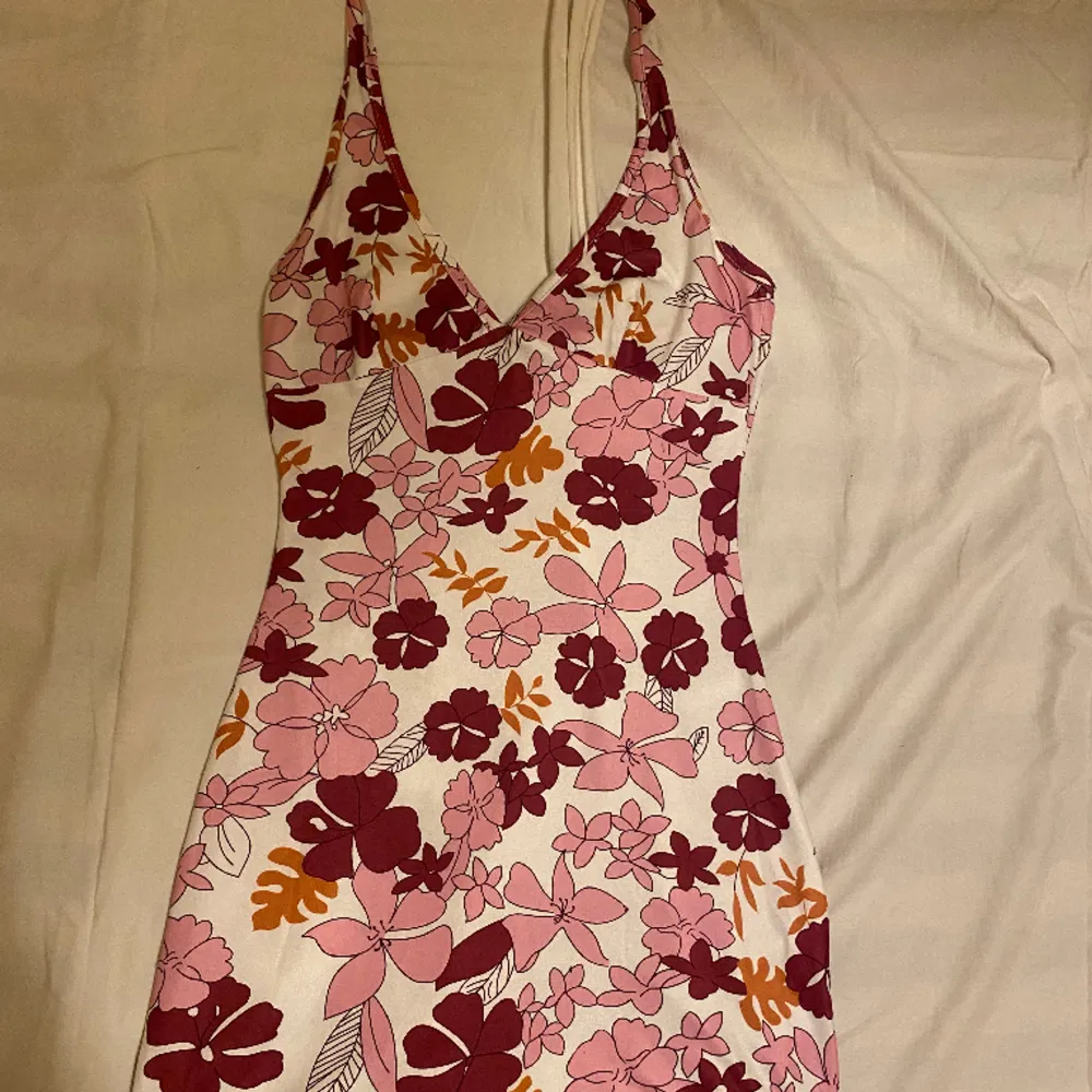 Säljer denna snygga somriga y2k klänning med hibiscus flower mönster då den har blivit för liten, sparsamt använd och ursnygg att ha till sommaren eller utomlands😍. Klänningar.