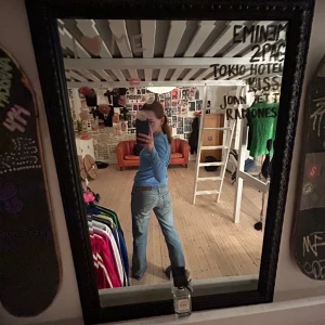 Levis jeans - Säljer dessa Levis jeans feån 2000-talet. Min moster brukade andvända dessa HELA tiden under 2006 så de är äkta 2000s drip.  Midjemått: 74cm Innerbenslängd: 80cm