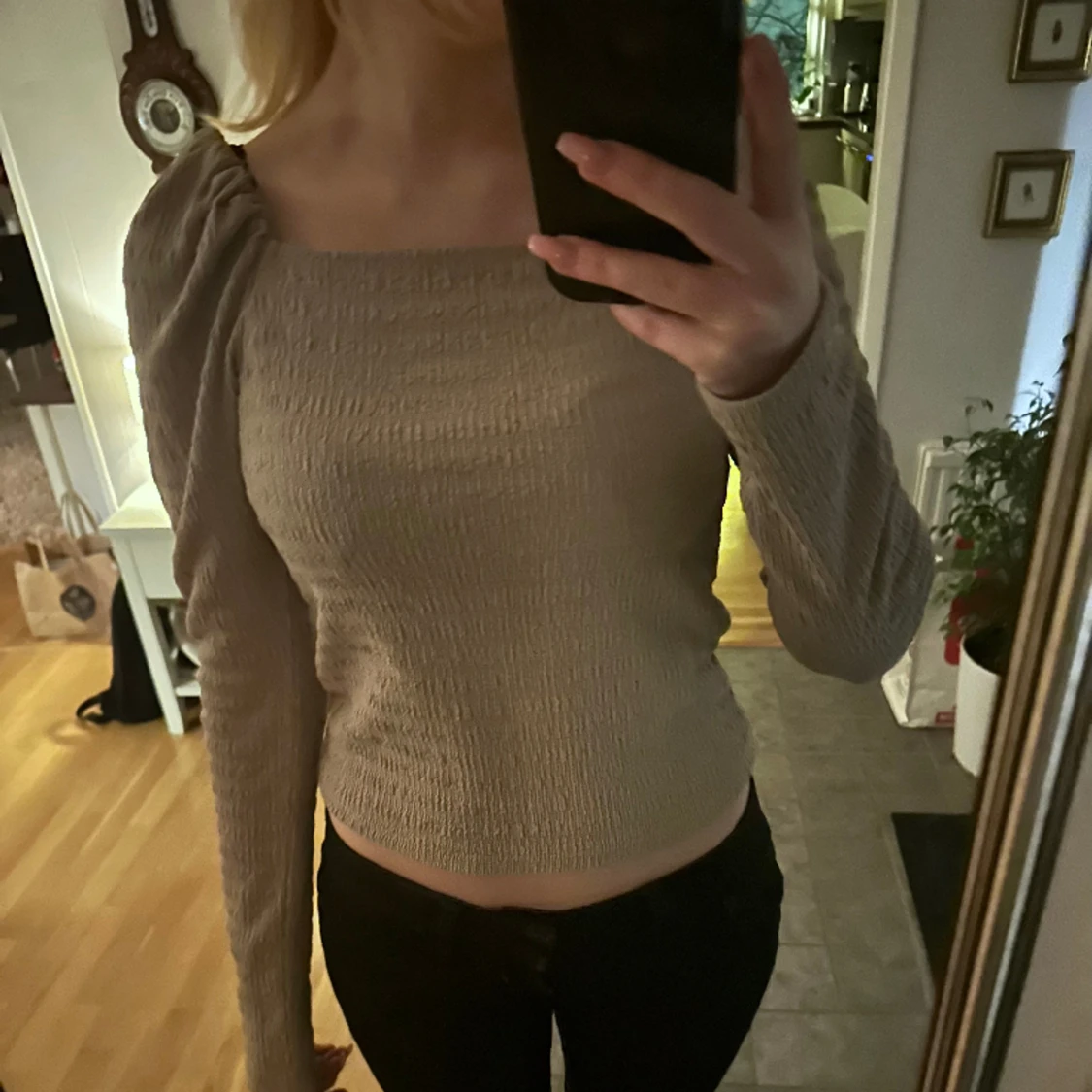 Beige tröja med puffärmar  - 91