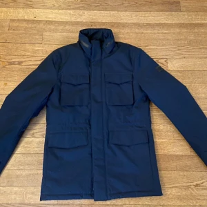 J.Lindeberg jacka - J.Lindeberg jacka, storlek S.  Aldrig använd, nypris 4200 kr.   Pris kan diskuteras.