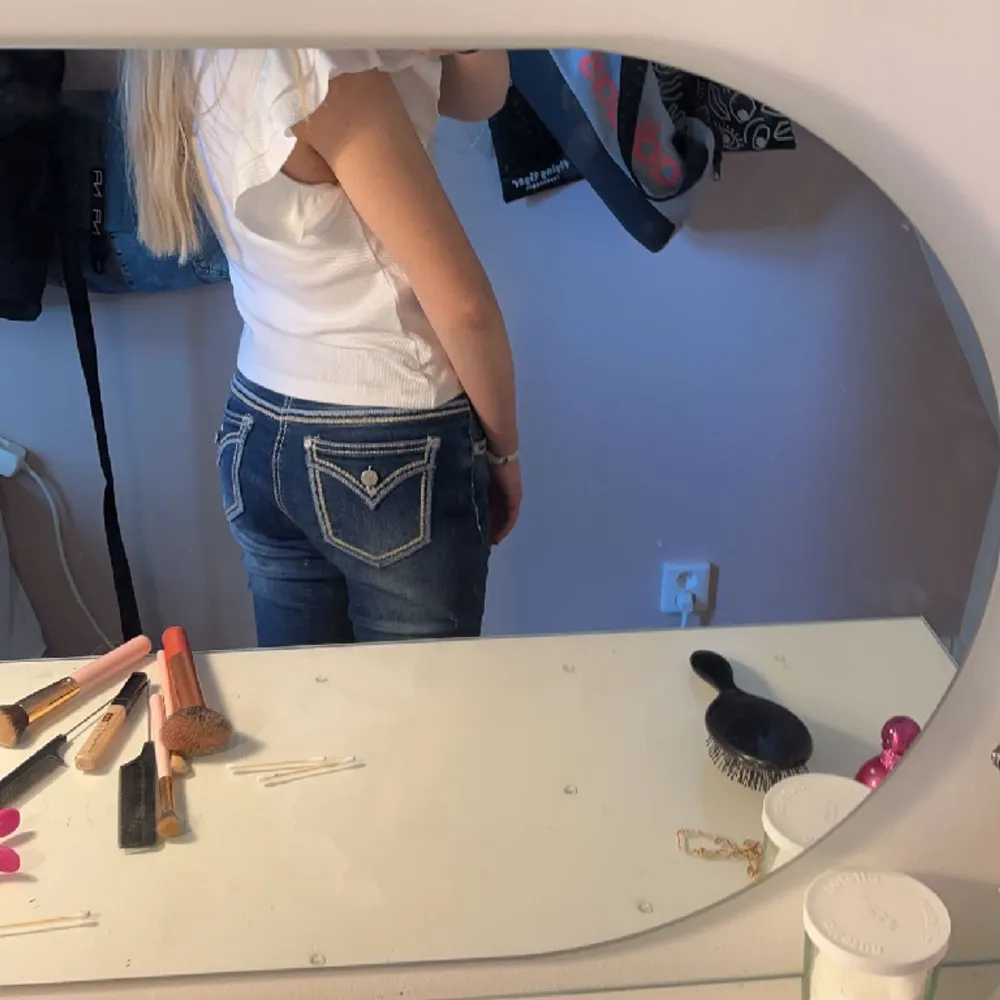  Bootcut jeans med fickor där bak 💕 skriv om ni vill ha fler bilder 💕. Jeans & Byxor.