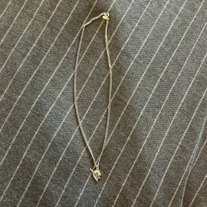 Maria Nilsdotter halsband  - Säljer mitt Maria Nilsdotter halsband då jag inte använder de då de inte är min stil längre 