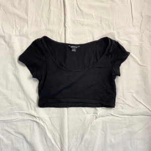 CROPTOP - supercroppad t-shirt från monki🫶🏼