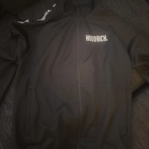 Hoodrich tröja  - Väldigt fin tröja, använd fåtal gånger. Är i storlek L men beroende på kroppstyp kan det passa M också.