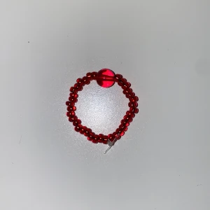 Ring ”red” - Säljer nu denna ring kallad ”red”. Den består av endast glaspärlor. Bandet är justerbart. 