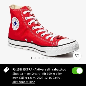 Röda converse  - Röda converse skor, använda där av smutsiga men går att tvätta och få fina!