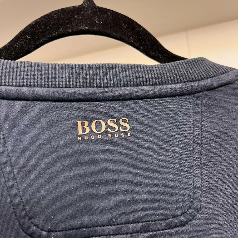 Tja! Säljer min Hugo boss tröja.  Använd ett fåtal gånger då den är förstår. Väldigt fint skick på tröjan.  Pris kan diskuteras. POSTAR ENDAST! . Hoodies.