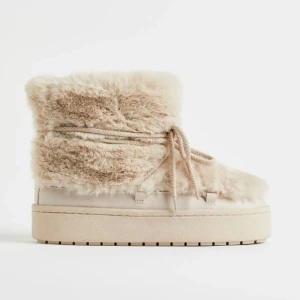 Liknande Inuikii skor 🤍 - Skor från HM! Liknar Inuikii skorna 🤍 Sparsamt använda. 