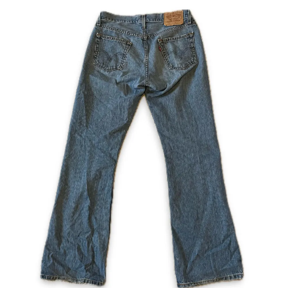 Snygga vintage levisjeans. Sytt in de i midjan. Midjemåttet: 37 cm rakt över🩵. Jeans & Byxor.