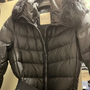 Moncler Jacka  - En supersnygg svart moncler jacka som knappt är använd. Jag har kvar kvitto på att den där man ser att den är köpt på NK. Den är i storlek 3, skulle gissa på att den är som en vanlig 38.❤️