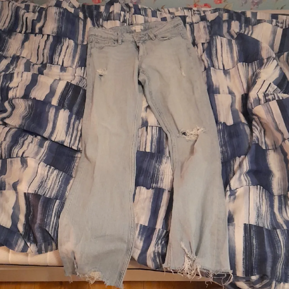 Storlek 158, bootcut och i bra skick. Inte använd så många gånger och säljer för jag inte längre passar i de. Första bilden är hur byxorna ser ut på💞. Jeans & Byxor.