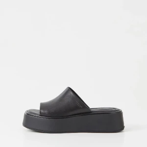 Courtney sandal Vagabond - Sandaler i skinn med platå från Vagabond i storlek 37. Inte mycket använda alls så fortfarande i väldigt bra skick! Köpta för 1000 sek 