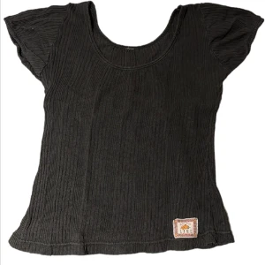 Vintage tröja - En supersnygg vintage tröja från 90-talet skulle jag säga! Säljer då den inte kommit till användning så mycket längre! Bra skick💕kontakta gärna för flera frågor💕färgen är närmare svart men lite åt det grå/bruna hållet. Storleken står ej men gissar på xs 