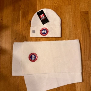 Canada goose mössa och halsduk  - Fin canada goose mössa med matchande halsduk  Pris kan diskuteras 