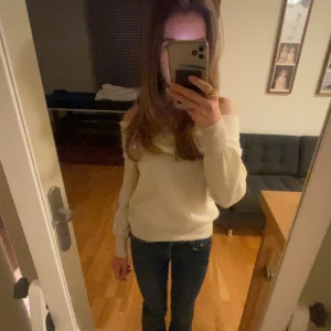 Off shoulder tröja - Jättefin stickad off shoulder tröja från veromoda i en vit/ krämvit färg😍😍