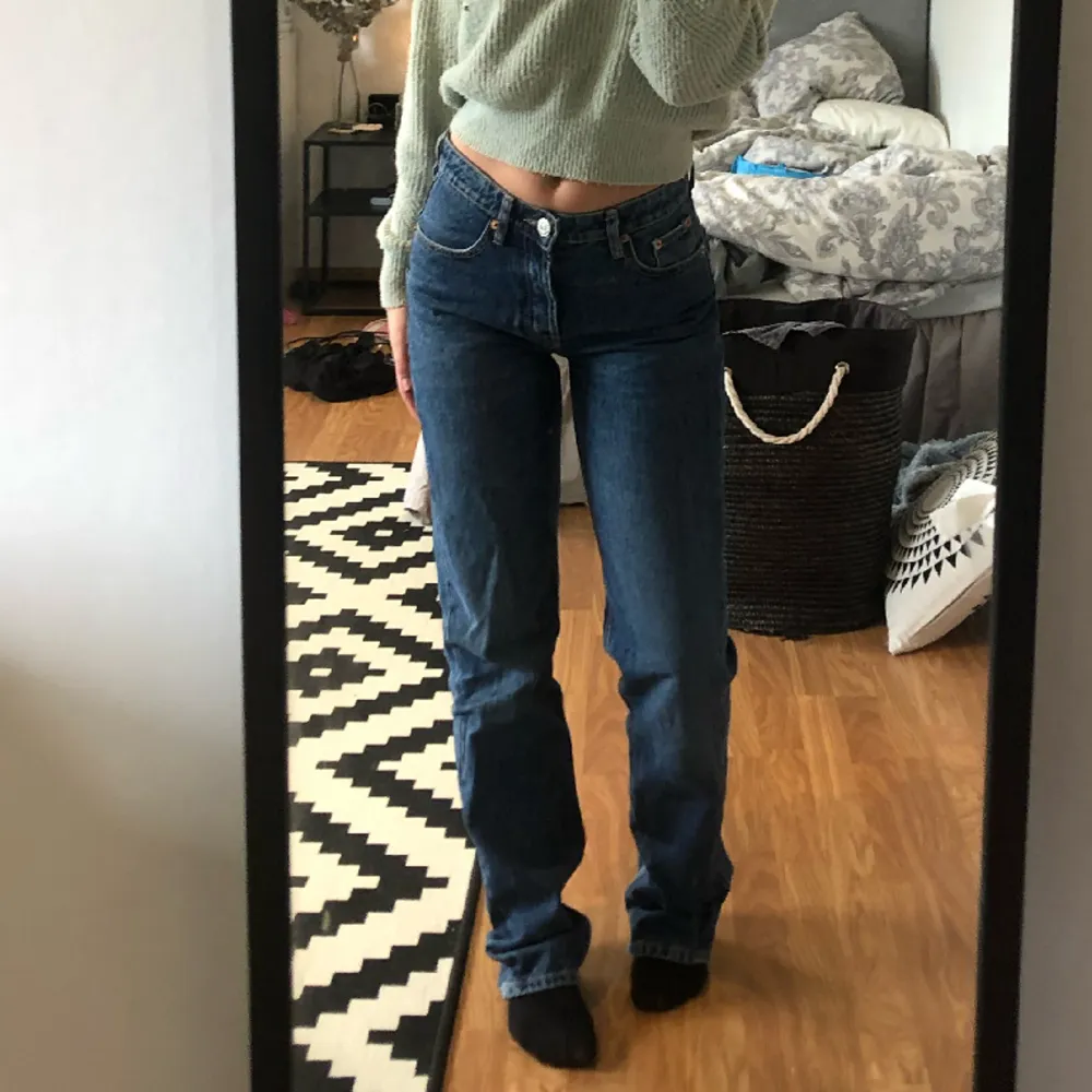 Zara jeans stl 36 passar även mindre om man vill ha dem ännu mer lågmidjade. Farkut & Housut.