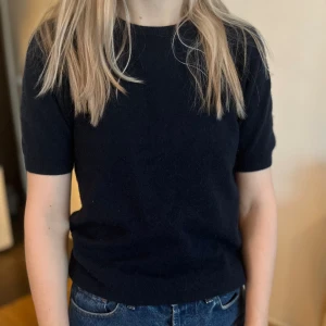 Mörkblå stickad t-shirt - Marinblå stickad t-shirt från Soft Goat gjord i 100% cashmere. 