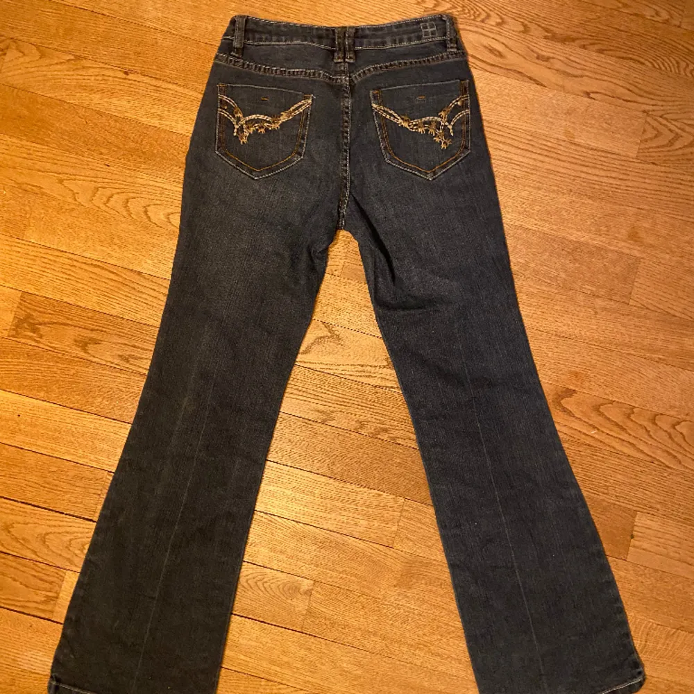 Säljer superfina bootcut jeans med broderade bakfickor.   Det står att de är midrise men de är ganska lågmidjade.  Märket är salt works new york.  Storlek 4 uk / 32 eu.  Passar dig som är ca 160 cm! . Jeans & Byxor.