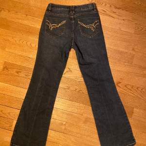 Säljer superfina bootcut jeans med broderade bakfickor.   Det står att de är midrise men de är ganska lågmidjade.  Märket är salt works new york.  Storlek 4 uk / 32 eu.  Passar dig som är ca 160 cm! 