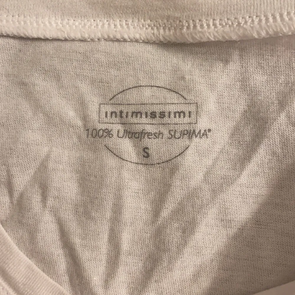 Kortärmad intimissimi tröja!🤍 tycker inte om hur den sitter på mig tyvärr 🫤 Andvänt 2 gånger typ. Nypris 200kr och säljer för 110kr❤️ Pris kan absolut diskuteras❤️ . T-shirts.