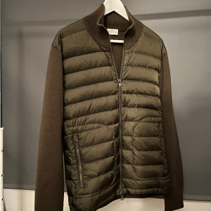 Moncler cardigan Army green - Moncler cardigan i färgen Army green. Väldigt fint skick (9/10) inga flaws. Storlek L men sitter som en M.