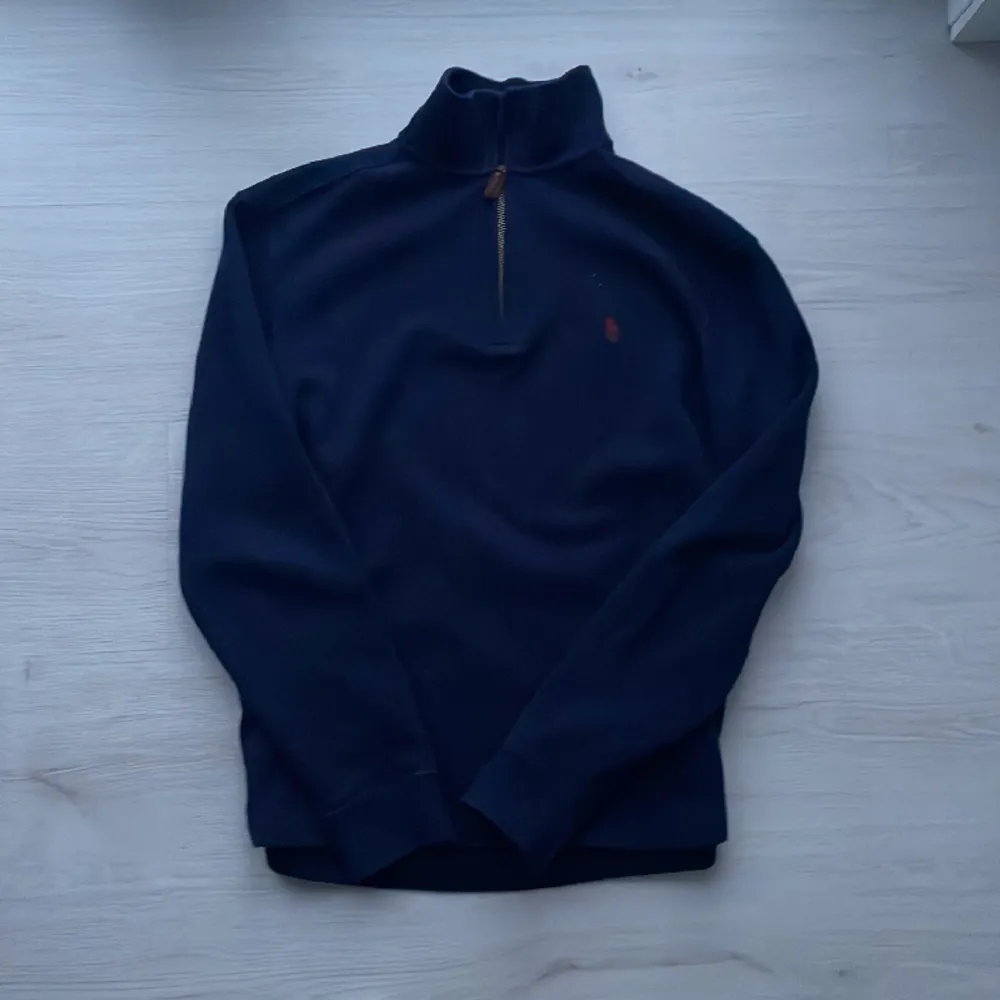 Ralph lauren half zip i nyskick inga defekter. Nypris 1699, mitt pris 399. MVH Wiggo. Hoodies.