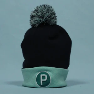 Puma mössa - Fabriksny mössa som endast används vid fotografering. Skicket är 10/10 utan defekter. Vid frågor eller önskan om mer bilder skriv gärna eller kolla in våran hemsida https://d2cb48.myshopify.com/    Ordinarie pris: 300 kronor
