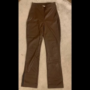 Skinnbyxor, Brun stl. M - Bruna skinnbyxor från Nelly.com, mycket bra skick, Stl. M
