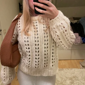 Stickad tröja - Så fin stickad tröja att ha på sommaren till en långkjol tex.