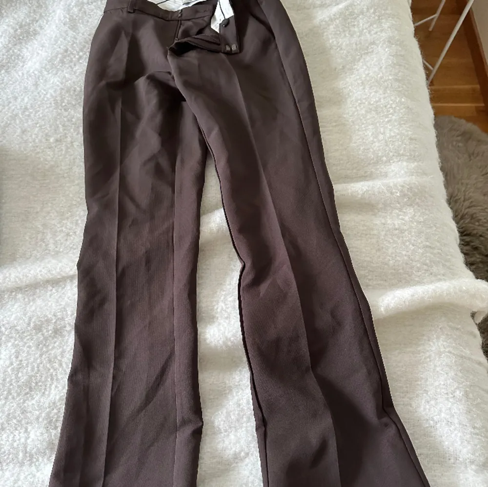 Bruna kostymbyxor från neo noir, har endast använts 2-3 gånger. Storlek 32 men upplever att de är lite större, jag är vanligtvis 34 i byxor. De är långa i benen och Low waist💕köp nu går bra! . Jeans & Byxor.