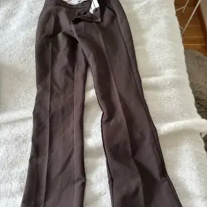Bruna kostymbyxor från neo noir, har endast använts 2-3 gånger. Storlek 32 men upplever att de är lite större, jag är vanligtvis 34 i byxor. De är långa i benen och Low waist💕köp nu går bra! 