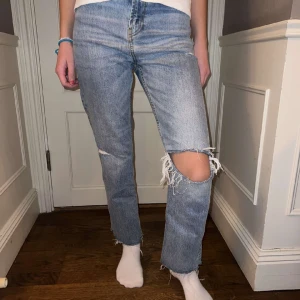 Coola jeans med hål - Jeans med hål från zara. Bra skick. Skriv vid ytterligare frågor❄️