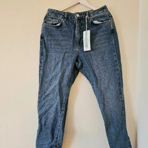 Helt nya! "Dagny mom jeans" - "Dagny Mom Jeans"  Matcha med svarta boots och en stickad tröja!  Aldrig använda, prislappar kvar.  Stl 40 men något liten i storleken.