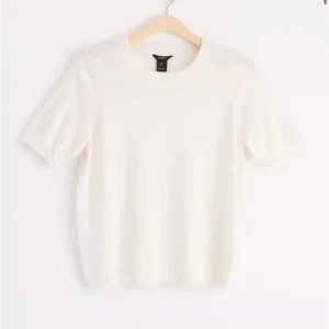 Stickad tshirt  - Stickad tshirt från Lindex i off white. Oanvänd, stl S🤍