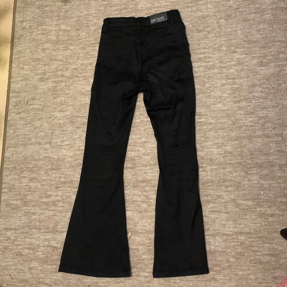 Svarta utsvängda bootcut jeans från Lindex är i bra skick och storlek 146, basic och passar bra till många outfits. Pris kan diskuteras!😊. Jeans & Byxor.