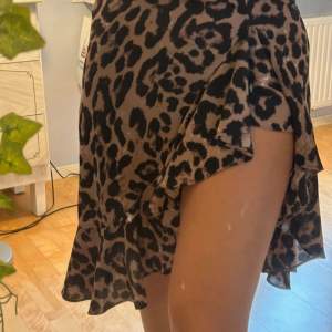 Tunn flowy leopard kjol  men volang vid slitsen. Sitter fint men säljer pga att den inte är min stil. Använd 1 gång, Strl: S, true to size.✨ Nypris: 129kr