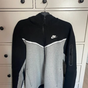 Nike tech fleece - Storlek L  Säljer pga fel storlek 