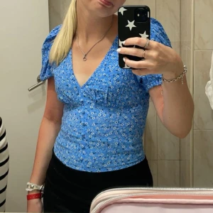 Blå blus!  - Superfin blå blus med vita blommor och knappdetaljer. Från bikbok!💙