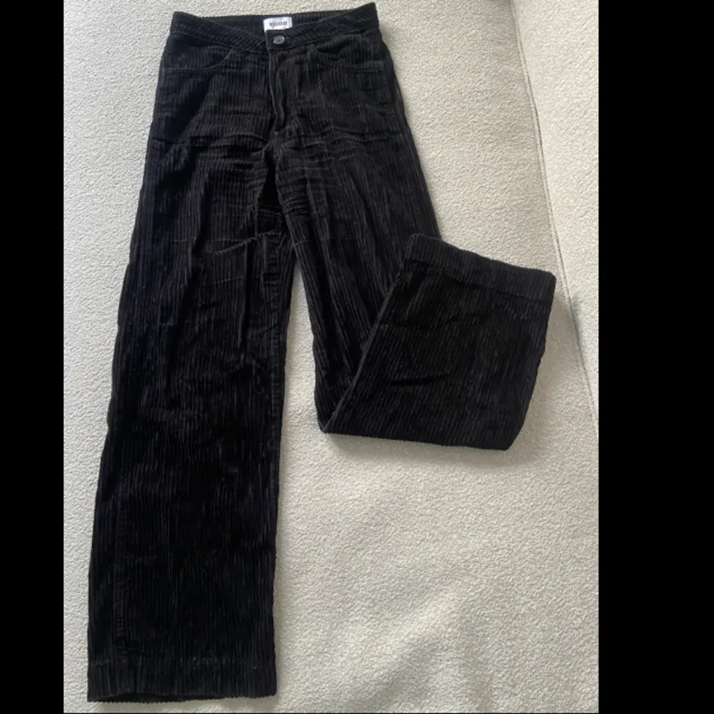 Svarta manchesterbyxor från Weekday, i fint skick. Jeans & Byxor.