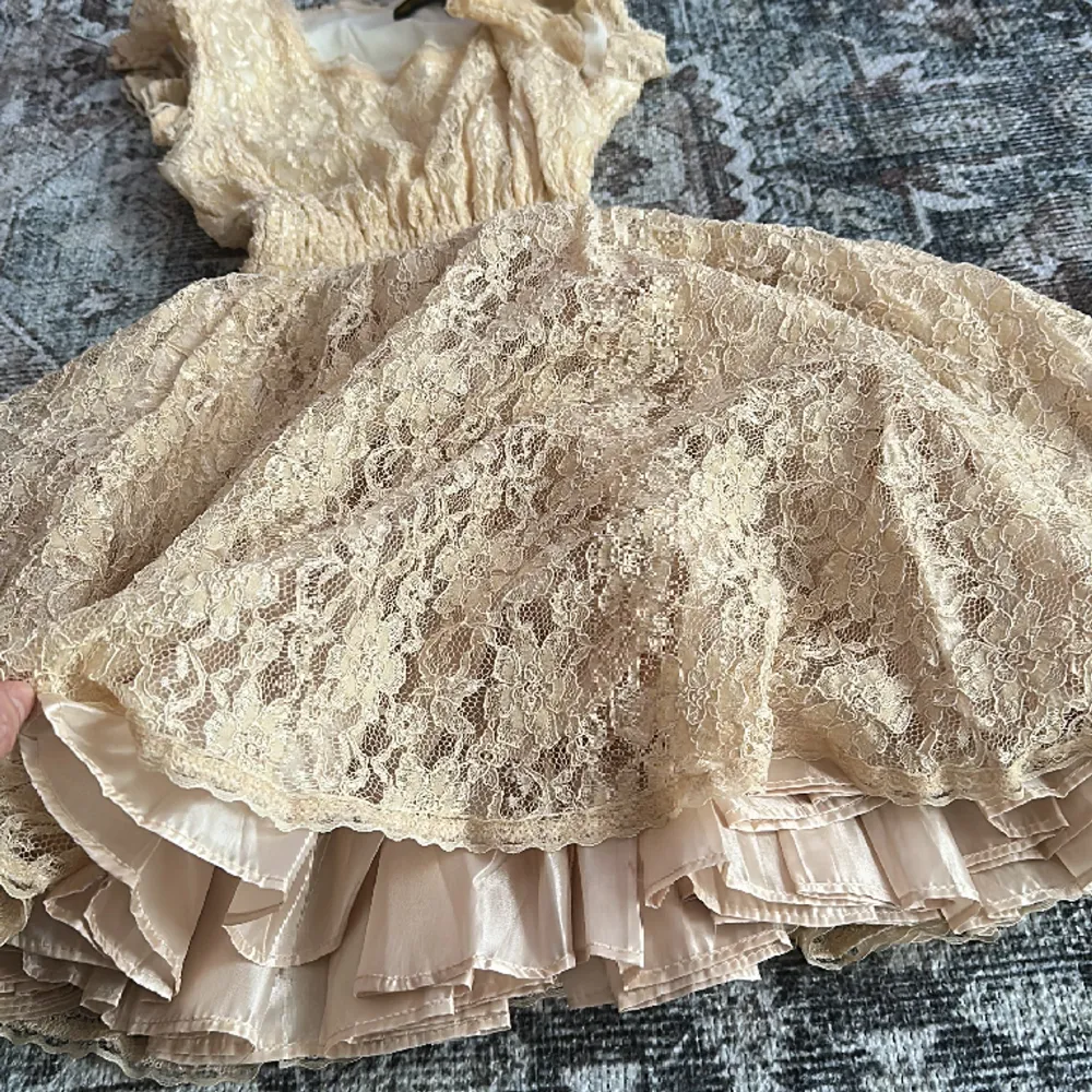 En helt oanvänd söt spets klänning i puder beige🥂🌟. Storleken är s/m men tycker att den är mer som en s fast då den är töjbar i midjan så är det säkert gjort för m också. . Klänningar.