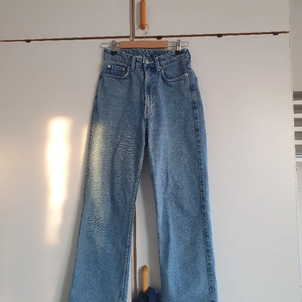 never used !! great fit and original denim wash  Model: rowe Size: 25/30. Jeans & Byxor.