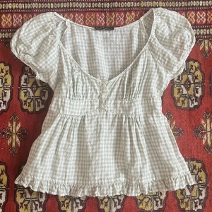 Blus - Söt grön-vit rutig blus från Brandy Melville, använd ett fåtal gånger!