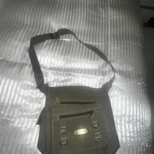 Grön väska - Helt ny grön väska, många fickor, man kan ändra på arm längden, priset kan diskuteras, om du köper genom Swish betalar du bara 15 kr i frakt tryck gärna på köp nu💕