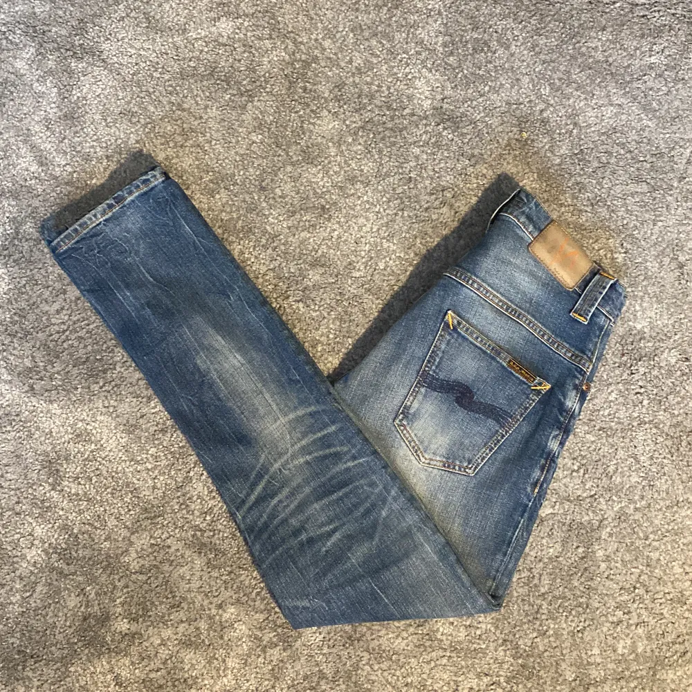 Säljer nu dessa sjukt feta nudie jeans i perfekt skick. Jeansen har en skön tvätt, storlek 29/32 och är sann i sin storlek. Tveka inte av att skriva vid funderingar. Jeans & Byxor.