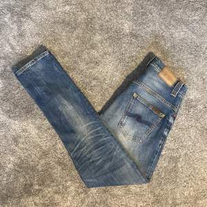 Säljer nu dessa sjukt feta nudie jeans i perfekt skick. Jeansen har en skön tvätt, storlek 29/32 och är sann i sin storlek. Tveka inte av att skriva vid funderingar